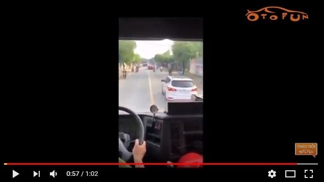 Santafe quyết không nhường đường cho xe cứu hỏa