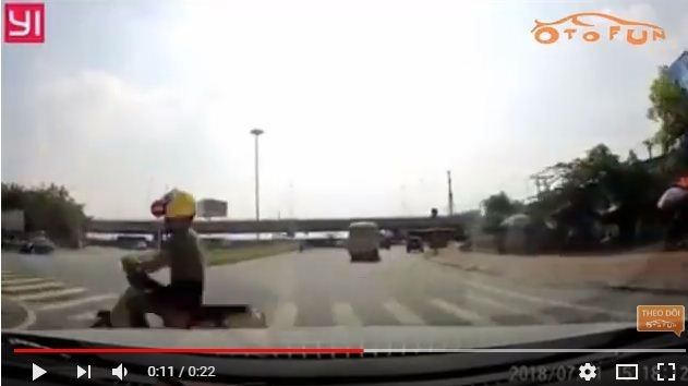 Tài xế ô tô hú hồn trước pha tạt đầu 'quyết đoán' của xe máy ngược chiều