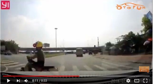 tai xe o to hu hon truoc pha tat dau quyet doan cua xe may di nguoc chieu