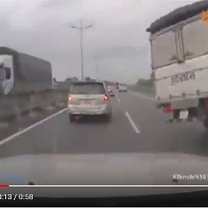 Xe tải nổ lốp lật ngang trên cao tốc Trung Lương