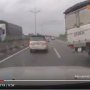 Xe tải nổ lốp lật ngang trên cao tốc Trung Lương