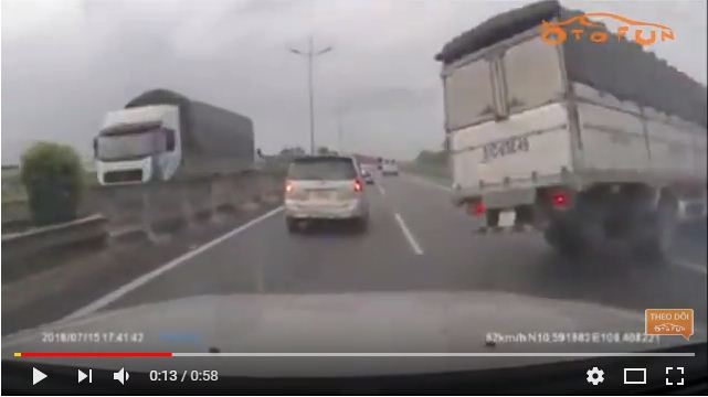 Xe tải nổ lốp lật ngang trên cao tốc Trung Lương xe tai no lop lat ngang tren cao toc trung luong
