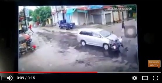 Xe máy "tàng hình" và cú đâm vỡ nát khi đụng độ Innova xe may tang hinh va cu dam vo nat khi dung do innova