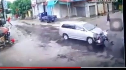 Xe máy "tàng hình" và cú đâm vỡ nát khi đụng độ Innova