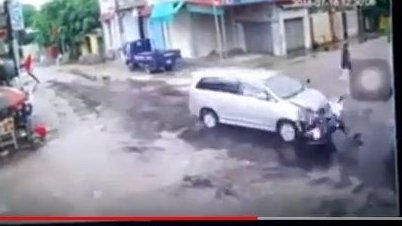 Xe máy "tàng hình" và cú đâm vỡ nát khi đụng độ Innova