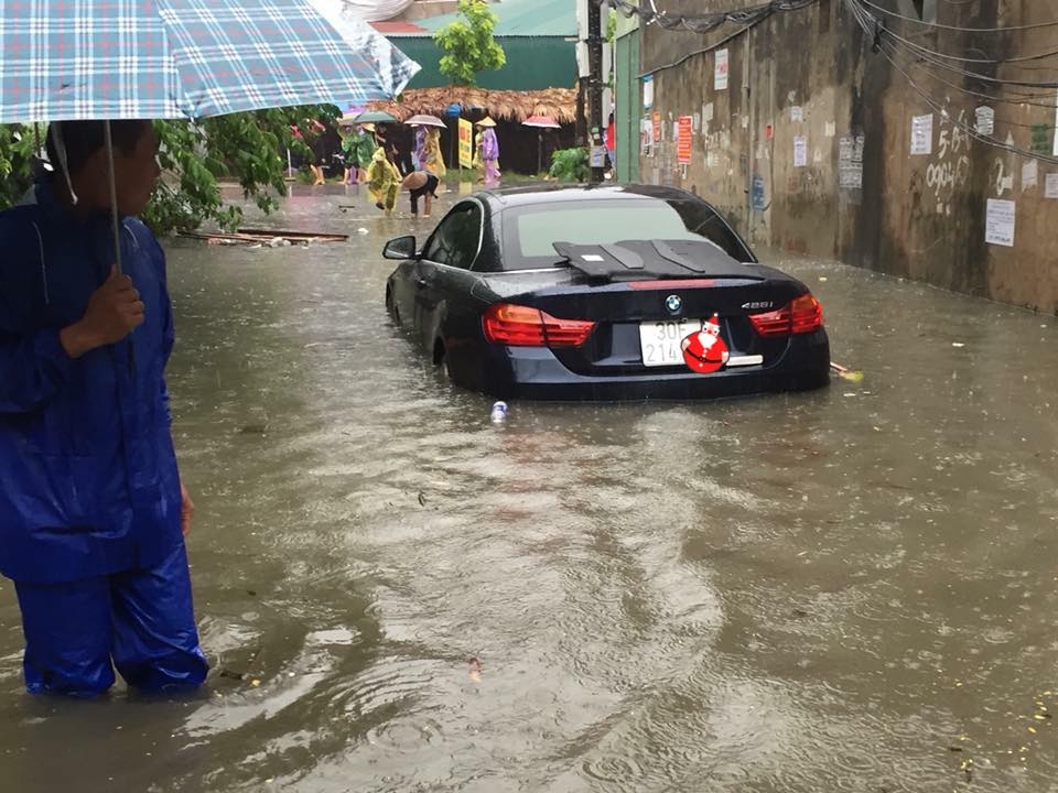 Mưa lớn nhấn chìm nhiều tuyến phố Hà Nội mua lon nhan chim nhieu tuyen pho ha noi