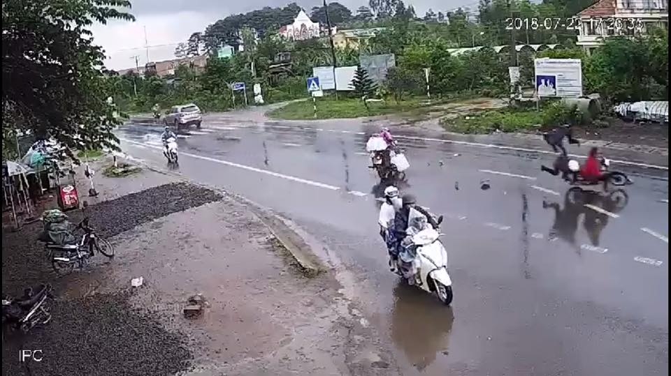 Xe máy phóng nhanh húc xe máy sang đường ẩu, ô tô tải "chết oan" xe may phong nhanh huc xe may sang duong au o to tai chet oan