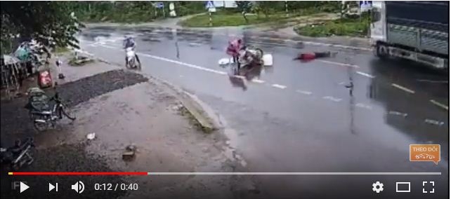 Xe máy phóng nhanh húc xe máy sang đường ẩu, ô tô tải "chết oan" xe may phong nhanh huc xe may sang duong au o to tai chet oan