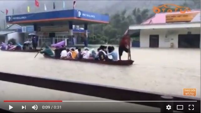 Người dân Hòa Bình nô nức đi thuyền trên... Quốc lộ 6