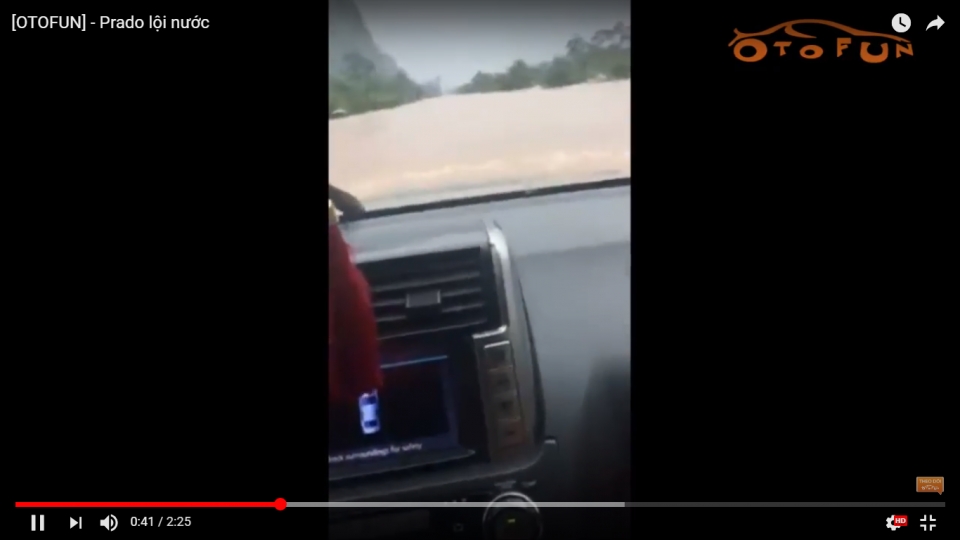 Màn bơi lội ngoạn mục của Toyota Prado ở cửa khẩu quốc tế Cha Lo man boi loi ngoan muc cua toyota prado o cua khau quoc te cha lo