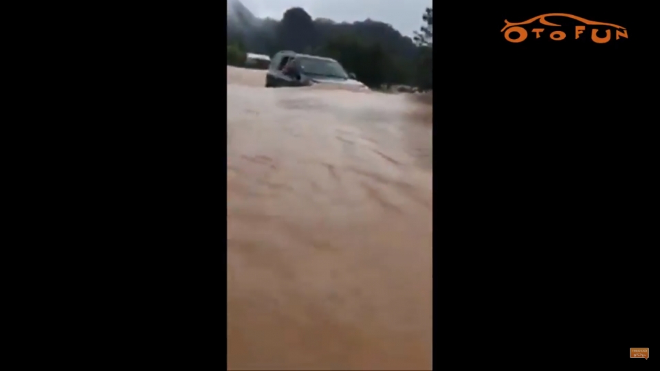 Màn bơi lội ngoạn mục của Toyota Prado ở cửa khẩu quốc tế Cha Lo man boi loi ngoan muc cua toyota prado o cua khau quoc te cha lo