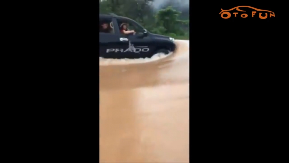 Màn bơi lội ngoạn mục của Toyota Prado ở cửa khẩu quốc tế Cha Lo man boi loi ngoan muc cua toyota prado o cua khau quoc te cha lo