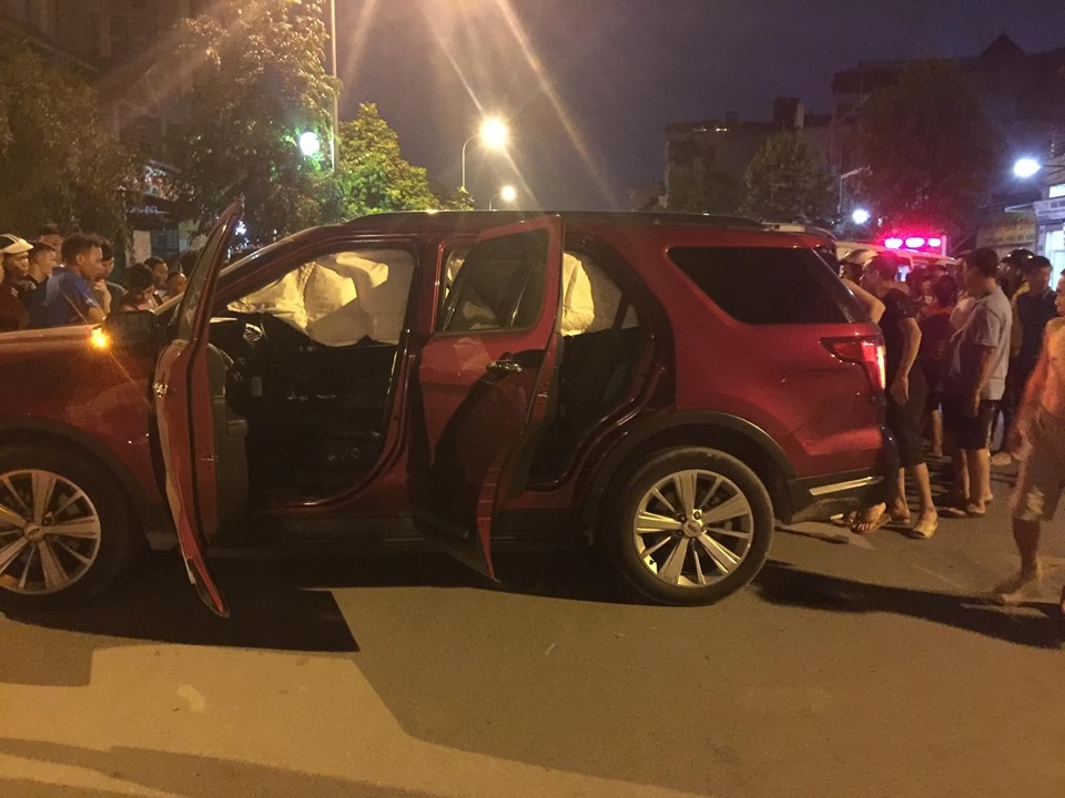 Ford Explorer suýt thủng hông sau va chạm với Honda Wave ford explorer suyt thung hong sau va cham voi honda wave