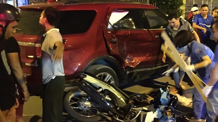 Ford Explorer suýt thủng hông sau va chạm với Honda Wave