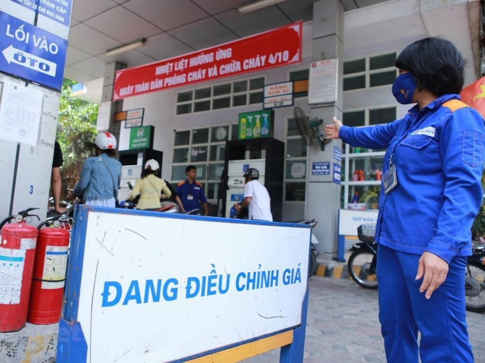Giá xăng dầu tiếp tục tăng từ 17 giờ hôm nay gia xang dau tiep tuc tang tu 17 gio hom nay