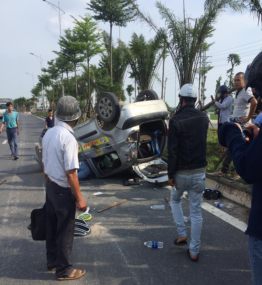 Sau khi gây tai nạn liên hoàn, tài xế lái Ford Ecosport bỏ trốn ford ecosport tau thoat sau khi dam guc xe tai lat nguoc taxi