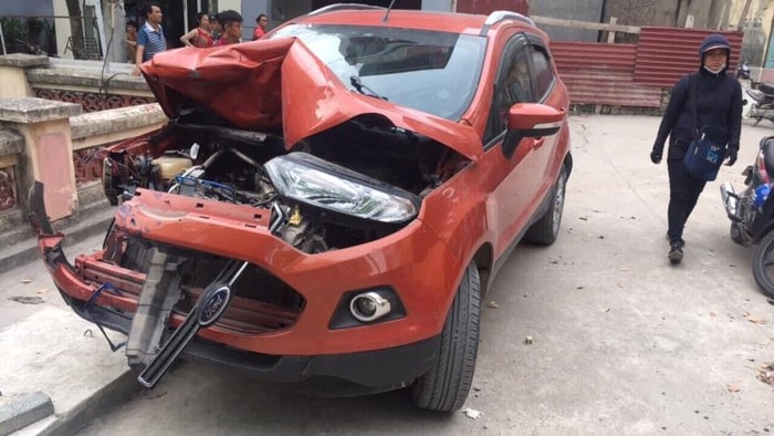 Sau khi gây tai nạn liên hoàn, tài xế lái Ford Ecosport bỏ trốn ford ecosport tau thoat sau khi dam guc xe tai lat nguoc taxi