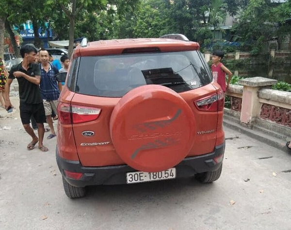 Sau khi gây tai nạn liên hoàn, tài xế lái Ford Ecosport bỏ trốn ford ecosport tau thoat sau khi dam guc xe tai lat nguoc taxi