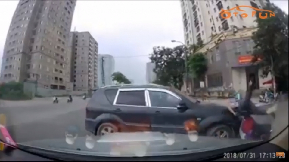 Ssangyong Rexton cua vội đụng bay Grab