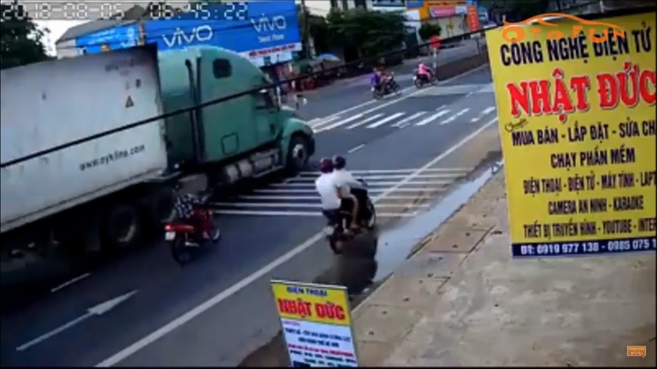 'Nữ ninja' suýt mất mạng vì đâm vào đuôi xe container dieu khien xe may huc container nu ninja suyt mat mang