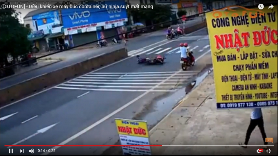 'Nữ ninja' suýt mất mạng vì đâm vào đuôi xe container dieu khien xe may huc container nu ninja suyt mat mang