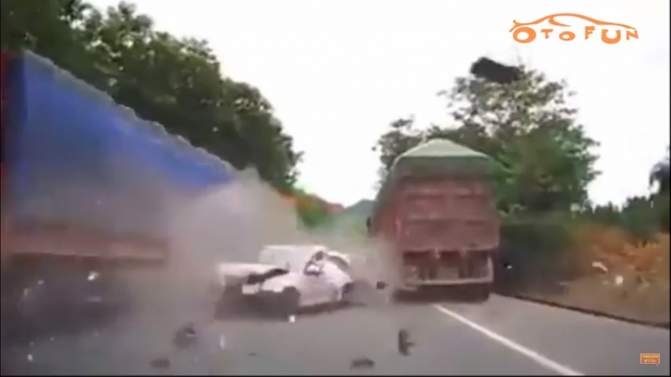 Tài xế ô tô sống sót thần kỳ sau cú va chạm "đúp" với 2 xe container tai xe o to song sot than ky sau cu va cham dup voi 2 xe container