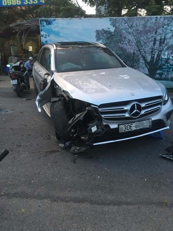 mercedes benz glc ha guc cot den va 3 xe may o khu do thi nam an khanh
