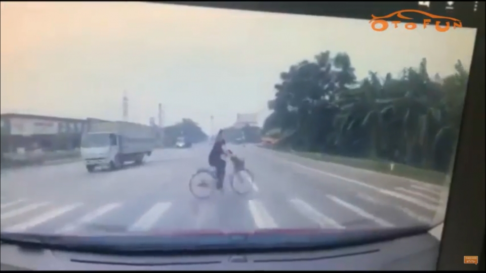 Ford Ranger đâm tử vong người phụ nữ đi xe đạp sang đường bất cẩn xe ban tai dam tu vong nguoi phu nu di xe dap sang duong bat can