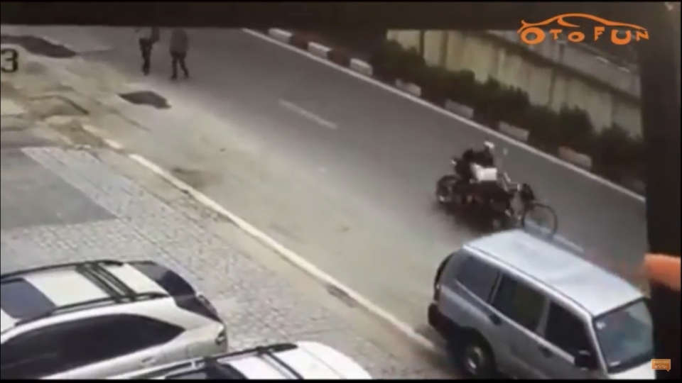Truy tìm người điều khiển xe phân khối lớn đâm bà cụ rồi bỏ chạy