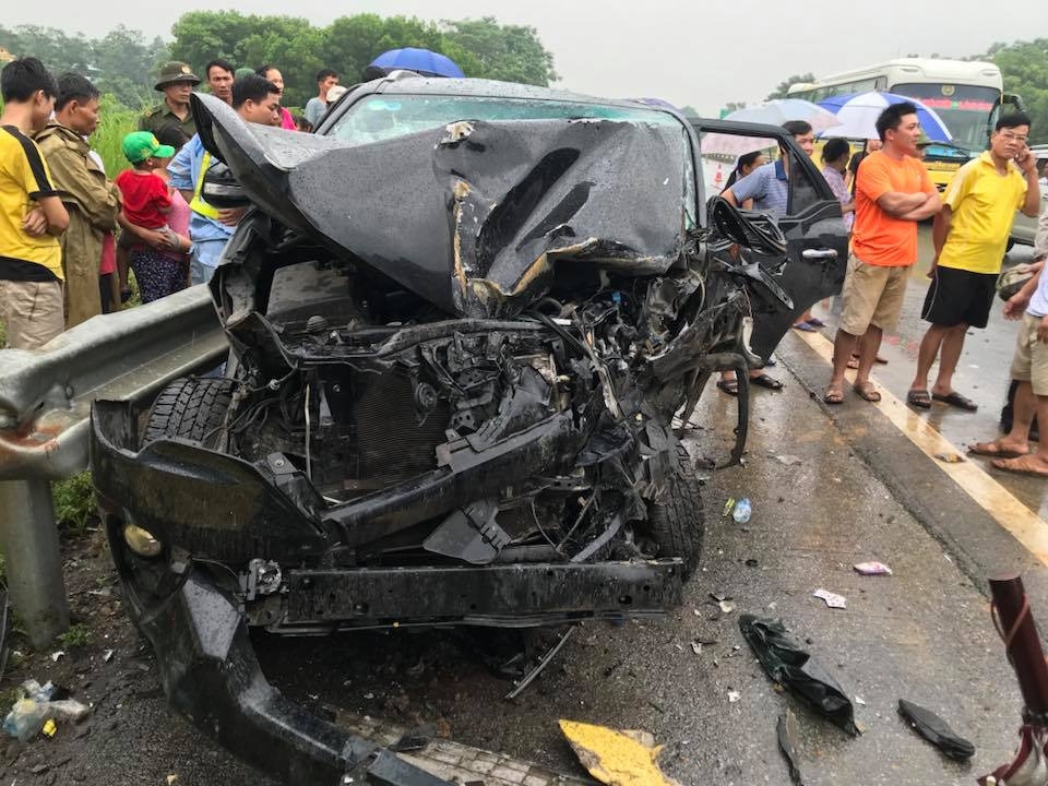 Xe khách lao qua dải phân cách, đâm bẹp xe 7 chỗ trên cao tốc Nội Bài - Lào Cai xe khach vot qua dai phan cach dam bep fortuner tren cao toc noi bai lao cai