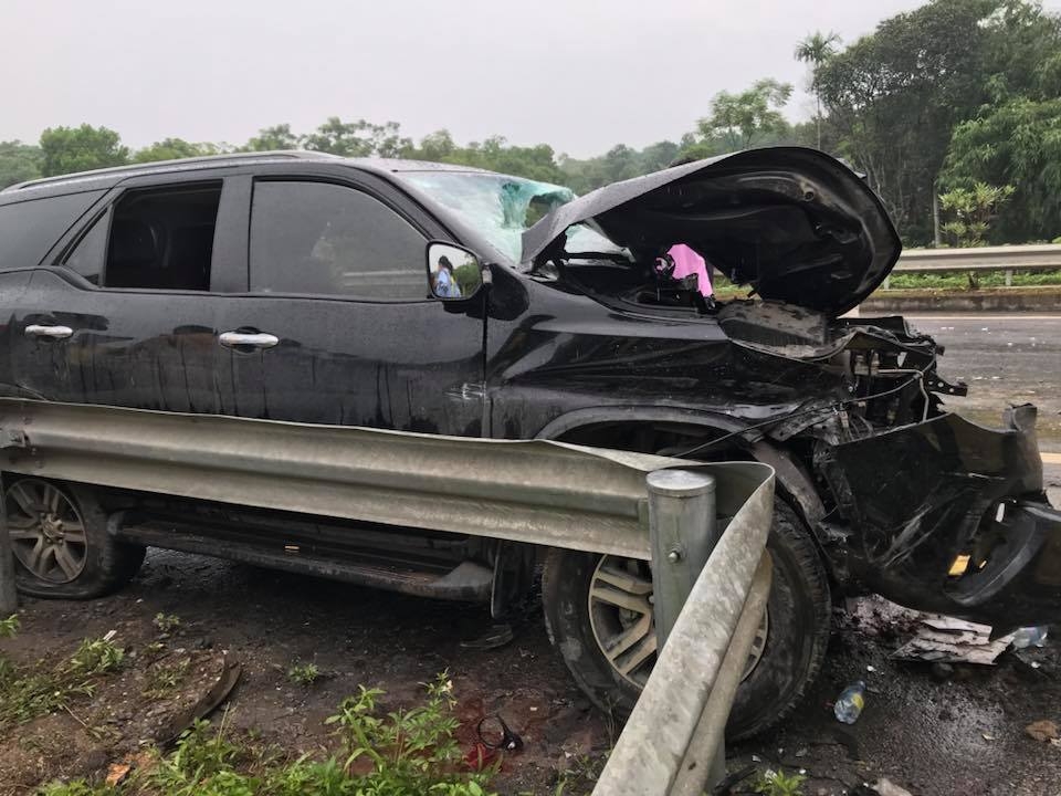 Xe khách lao qua dải phân cách, đâm bẹp xe 7 chỗ trên cao tốc Nội Bài - Lào Cai xe khach vot qua dai phan cach dam bep fortuner tren cao toc noi bai lao cai