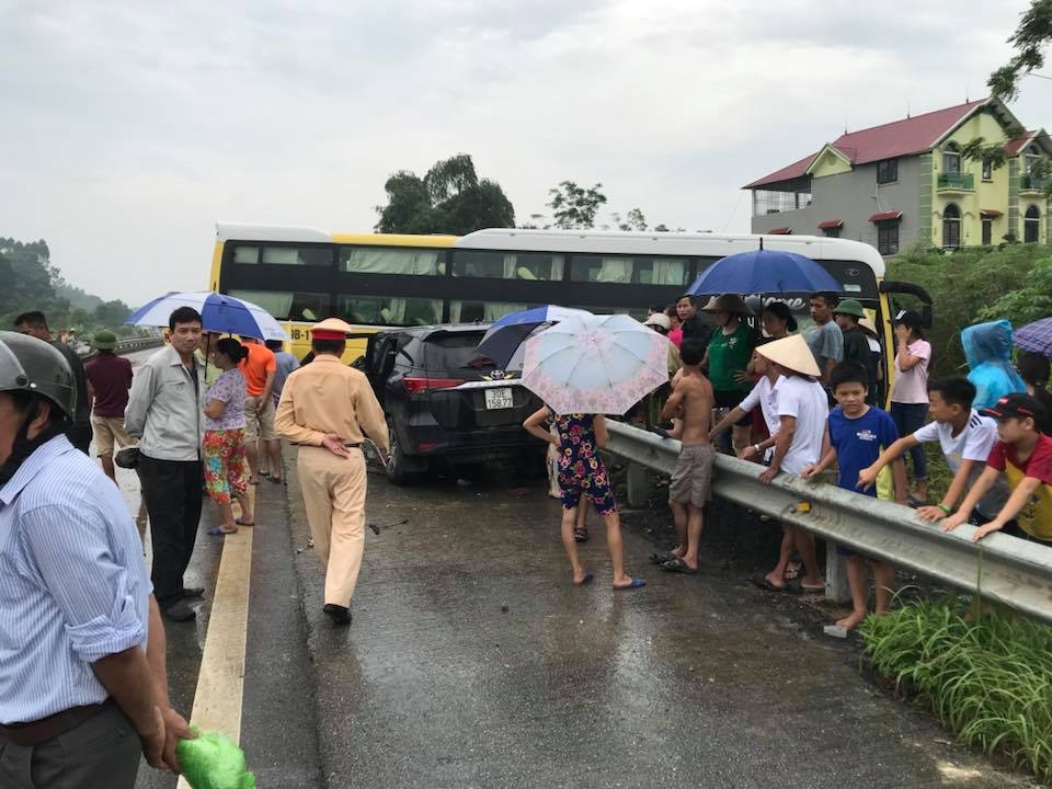 Xe khách lao qua dải phân cách, đâm bẹp xe 7 chỗ trên cao tốc Nội Bài - Lào Cai xe khach vot qua dai phan cach dam bep fortuner tren cao toc noi bai lao cai