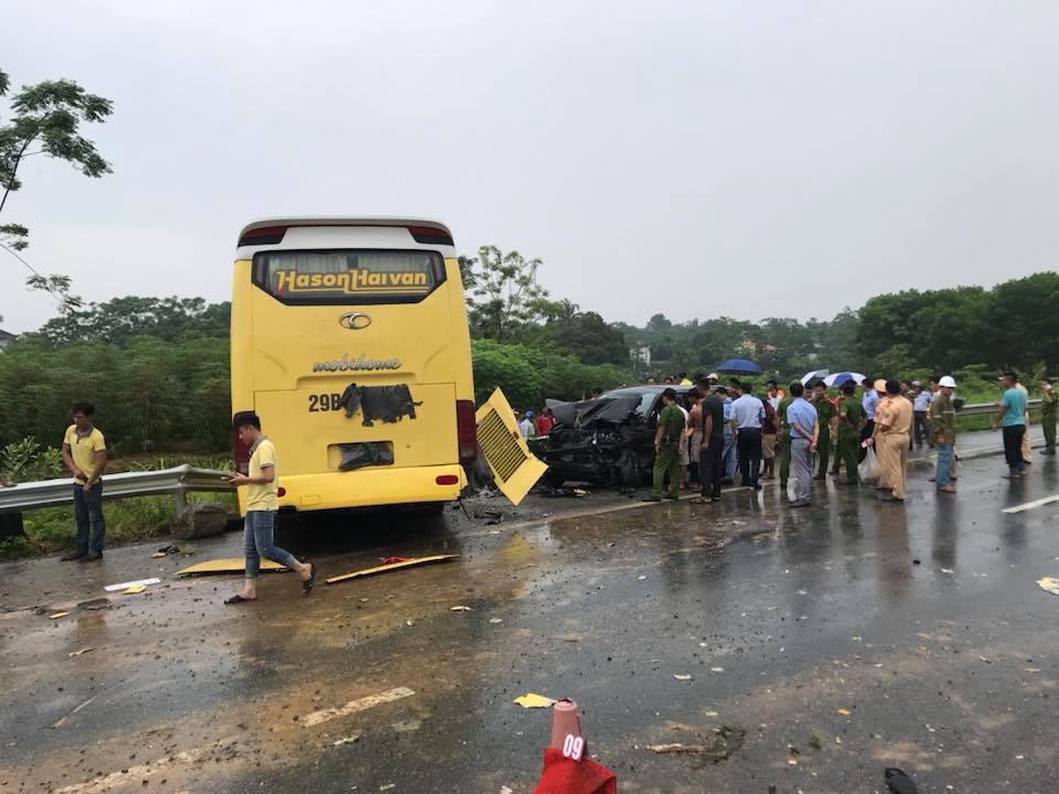 Xe khách lao qua dải phân cách, đâm bẹp xe 7 chỗ trên cao tốc Nội Bài - Lào Cai xe khach vot qua dai phan cach dam bep fortuner tren cao toc noi bai lao cai