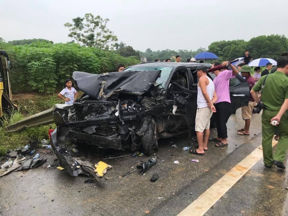 Xe khách lao qua dải phân cách, đâm bẹp xe 7 chỗ trên cao tốc Nội Bài - Lào Cai xe khach vot qua dai phan cach dam bep fortuner tren cao toc noi bai lao cai