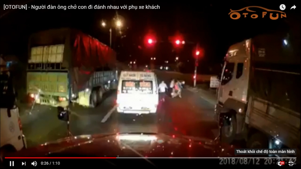 Người đàn ông chở theo trẻ con rượt đánh phụ xe khách nguoi dan ong cho theo tre con ruot danh phu xe khach
