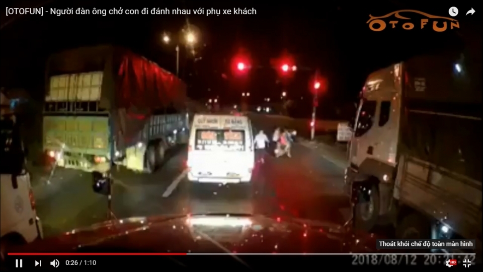 Người đàn ông chở theo trẻ con rượt đánh phụ xe khách