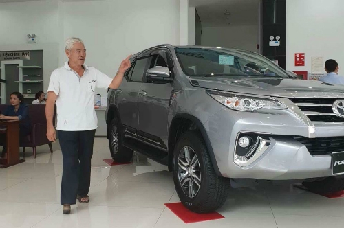 Muốn nhận Toyota Fortuner sớm, khách phải mua kèm 100 triệu đồng phụ kiện muon nhan toyota fortuner som khach phai mua kem 100 trieu dong phu kien