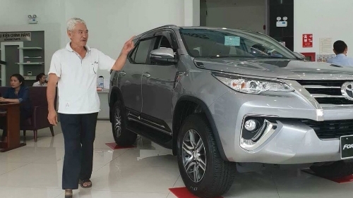 Muốn nhận Toyota Fortuner sớm, khách phải mua kèm 100 triệu đồng phụ kiện