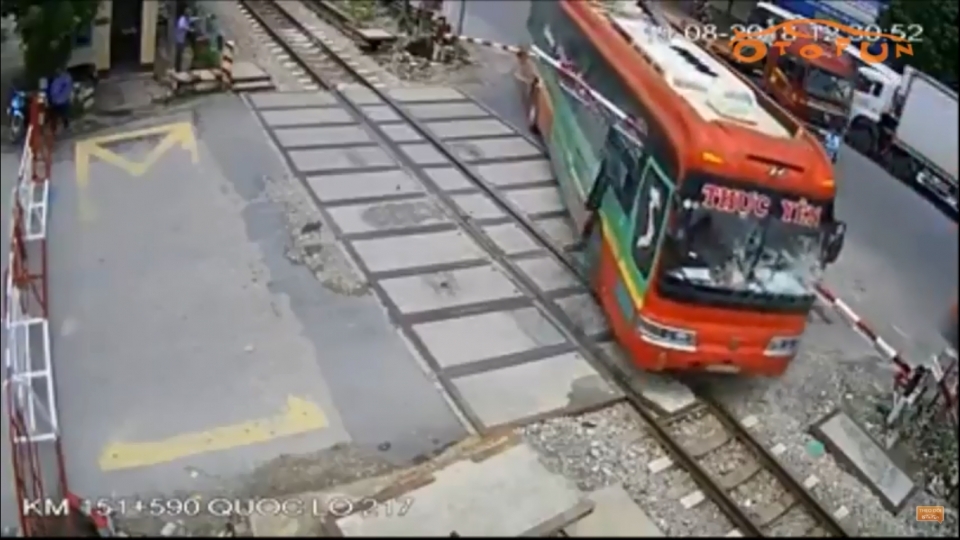 Kinh hoàng xe khách bị thanh chắn tàu đâm xuyên kính ở tốc độ cao