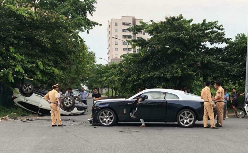 Cà phê OF: Cuộc chiến không hồi kết giữa Honda CR-V và Rolls-Royce Wraith ca phe of cuoc chien khong hoi ket giua honda cr v va rolls royce wraith phan i