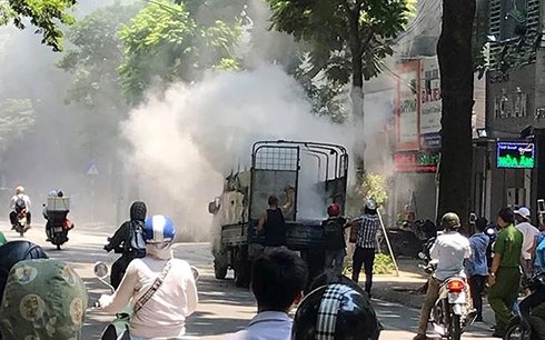 Xe tải bốc cháy ngùn ngụt trên đường phố Hà Nội chiec xe tai chay nhu duoc lao di trong pho ha noi