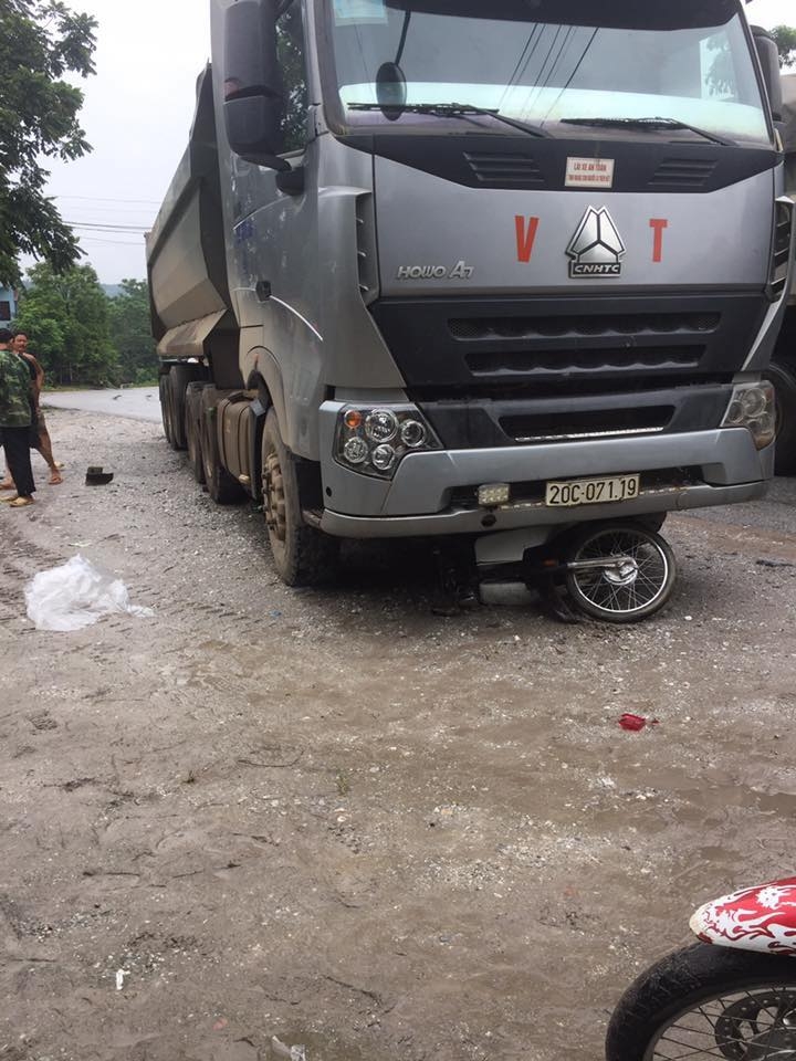 nguoi dan ong thoat chet ngoan muc ngay duoi banh xe tai tai quoc lo 70