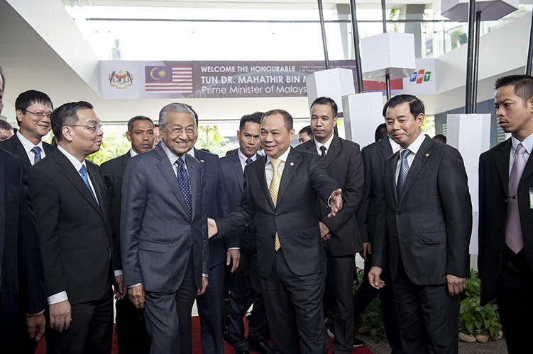 Thủ tướng Malaysia Mahathir Mohamad tự tay lái xe VinFast Lux SA 2.0 thu tuong malaysia mahathir mohamad tu tay lai xe vinfast lux sa 20