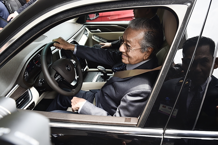 Thủ tướng Malaysia Mahathir Mohamad tự tay lái xe VinFast Lux SA 2.0 thu tuong malaysia mahathir mohamad tu tay lai xe vinfast lux sa 20