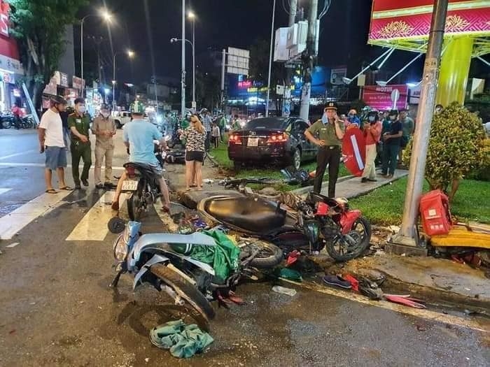 Nữ tài xế đạp nhầm chân ga, Toyota Camry "hạ gục" 8 xe máy nu tai xe 23 tuoi dap nham chan ga toyota camry ha guc 8 xe may