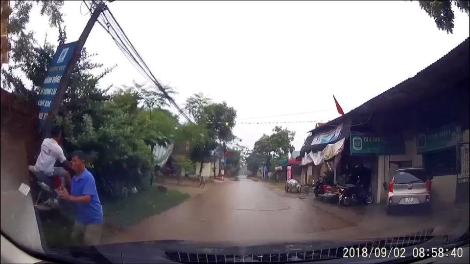 Tai nạn bi hài: Xe máy "bay" như chim, "hạ cánh" thẳng vào bụi rậm tai nan bi hai xe may bay nhu chim ha canh thang vao bui ram