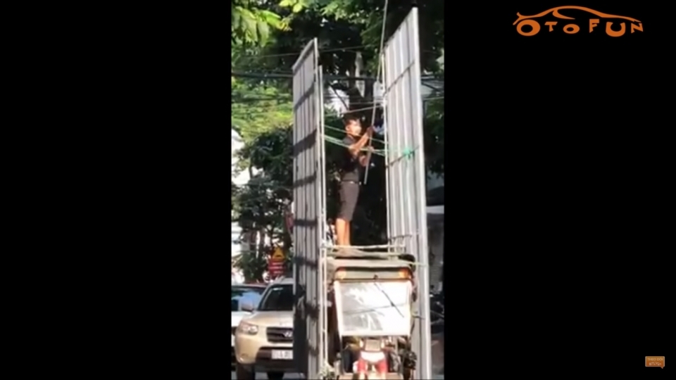 "Siêu nhân" dùng sào sắt chọc dây điện mở đường cho xe ba gác