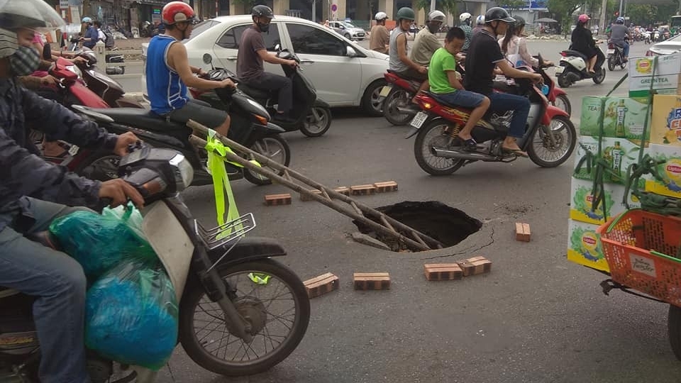 Hố tử thần "nuốt chửng" bánh xe trên đường Xuân Thủy, Cầu Giấy