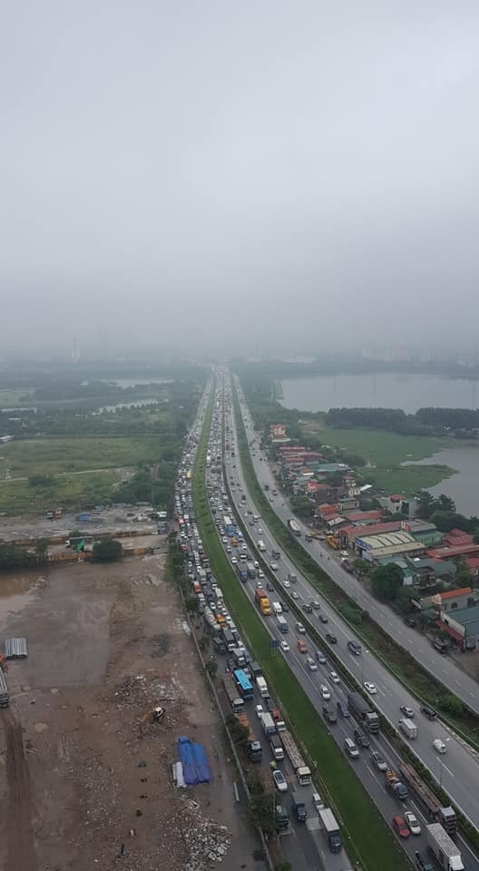 xe cau gay tai nan lien hoan tren cau thanh tri mitsubishi triton bep dum