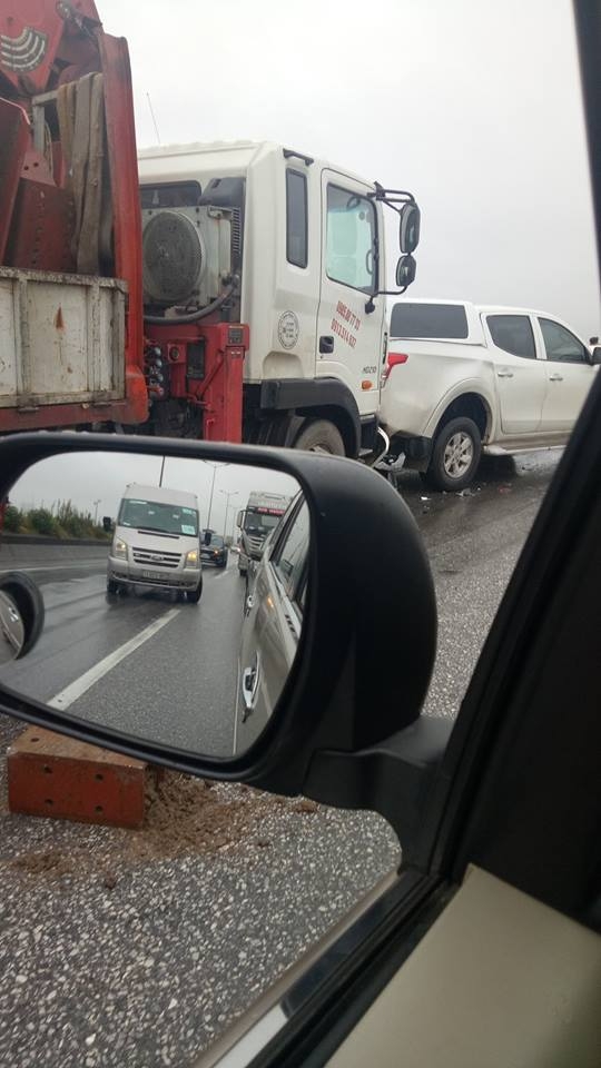 xe cau gay tai nan lien hoan tren cau thanh tri mitsubishi triton bep dum